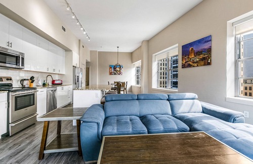 Central Business District Apartment | Stylish 2BR Condo Near French Quarter with Pool Access