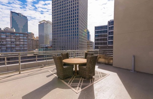 Central Business District Apartment | Stylish 2BR Condo Near French Quarter with Pool Access