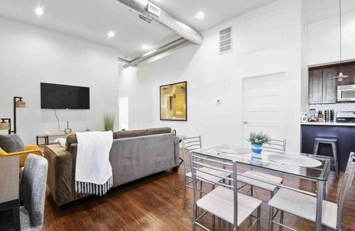 Downtown Newark Hotel | Stylish 2BR Loft with King Bed Near NYC Attractions