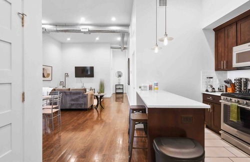 Downtown Newark Hotel | Stylish 2BR Loft with King Bed Near NYC Attractions