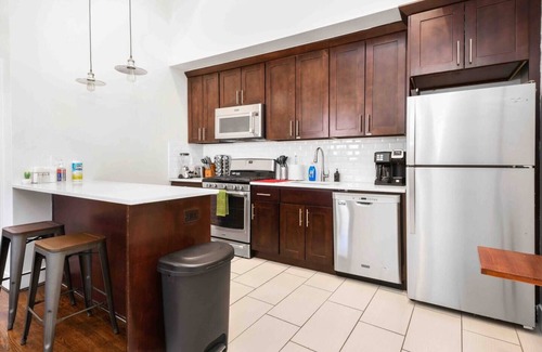 Downtown Newark Hotel | Stylish 2BR Loft with King Bed Near NYC Attractions