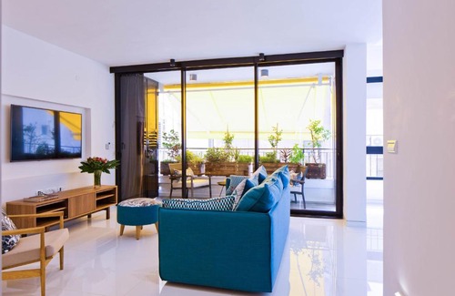 Tel Aviv Apartment | Stylish 2BR Getaway with Veranda - Pet Friendly & Accessible