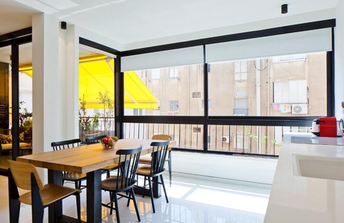 Tel Aviv Apartment | Stylish 2BR Getaway with Veranda - Pet Friendly & Accessible