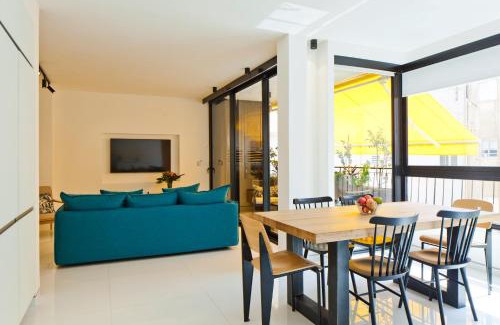 Tel Aviv Apartment | Stylish 2BR Getaway with Veranda - Pet Friendly & Accessible