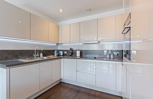 Shacklewell Apartment | Elegant 3 Bed Apartment Near Many Attractions