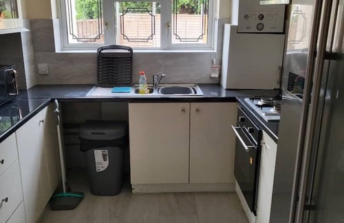 Dagenham House | Stylish 3-Bed Home with Free Wi-Fi and Parking Options
