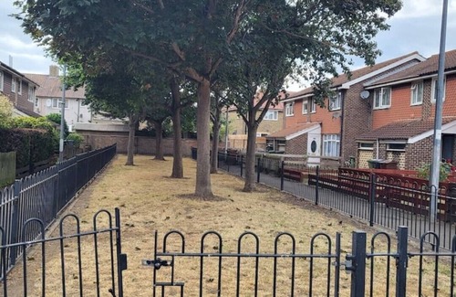 Dagenham House | Stylish 3-Bed Home with Free Wi-Fi and Parking Options