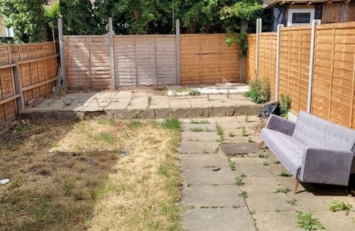 Dagenham House | Stylish 3-Bed Home with Free Wi-Fi and Parking Options