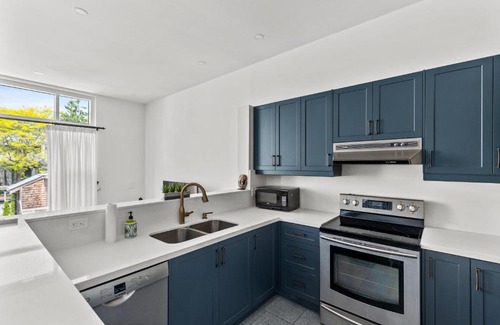 Cabbagetown House | Stylish 3 Bedroom Townhouse with Rooftop Terrace Escape