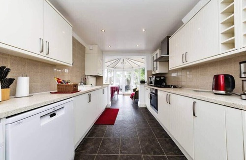 South Norwood House | Trendy 3BR Family-Friendly Home in the Heart of London