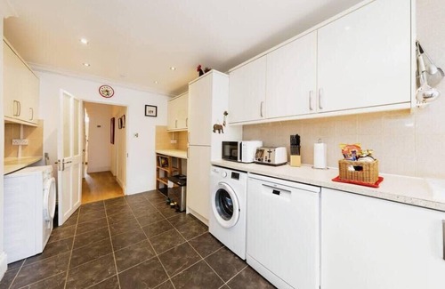 South Norwood House | Trendy 3BR Family-Friendly Home in the Heart of London