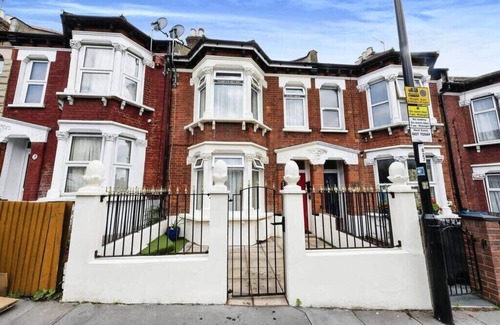 South Norwood House | Trendy 3BR Family-Friendly Home in the Heart of London
