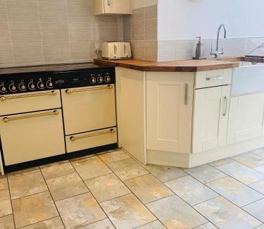 Warminster House | Charming Edwardian Home in Warminster - Family Friendly Stay