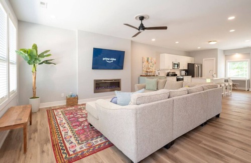 Lynchburg House | Elegant 3BDR Getaway - Free Wi-Fi + 2 King Beds