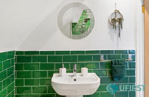 Woodthorpe House | Relax at Sherwood Forest with Family-Friendly Amenities