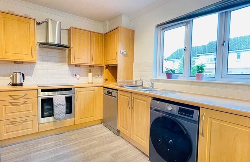 Glasgow House | Stylish 3BR House in Glasgow with Breakfast Included