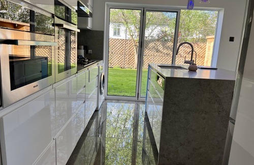 Petts Wood and Knoll House | Stylish 4 Bedroom Detached Home with Spa and Hot Tub