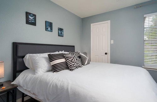 Franklin Park House | Stylish Retreat: 4-Star Hotel near Downtown with Game Room