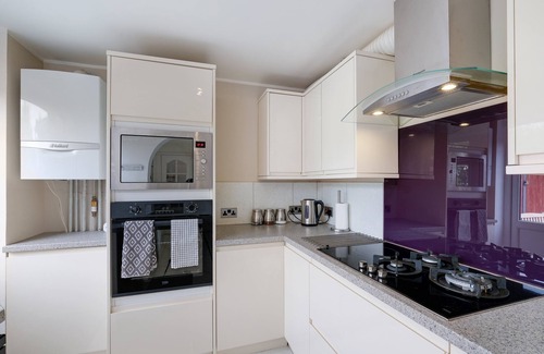 Langley Marish House | Elegant 5-Bed Home w/Garden & Parking - Slough