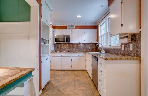 Audubon Park House | Inviting 5 BR East Memphis Home with Breakfast & Kitchen