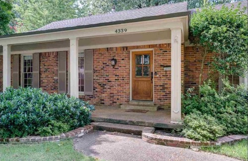 Audubon Park House | Inviting 5 BR East Memphis Home with Breakfast & Kitchen