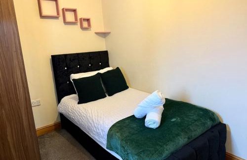 Nottingham Apartment | Elegant 5BR House - Near Wollaton Hall, QMC, City Centre & Nottingham University - Sleeps 9