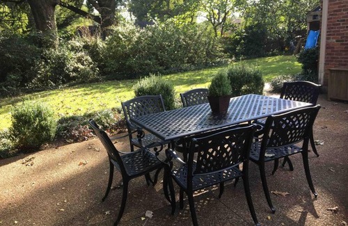 Audubon Park House | Stylish 6 Bedroom Home with Hot Tub in Memphis' Heart