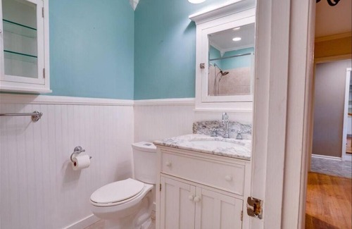 Audubon Park House | Stylish 6 Bedroom Home with Hot Tub in Memphis' Heart