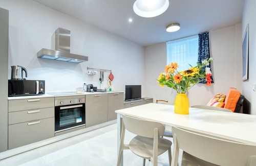 Montalbino Apartment | Modern Two-Room Apartment in Milan with Spa & Pet-Friendly