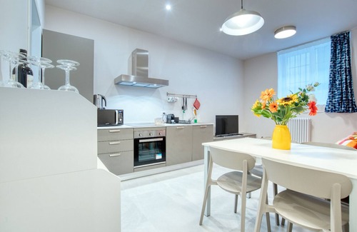 Montalbino Apartment | Modern Two-Room Apartment in Milan with Spa & Pet-Friendly