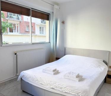 Auteuil Bed & Breakfast | Stylish Studio Jouvenet: Pet Friendly & Family Welcome