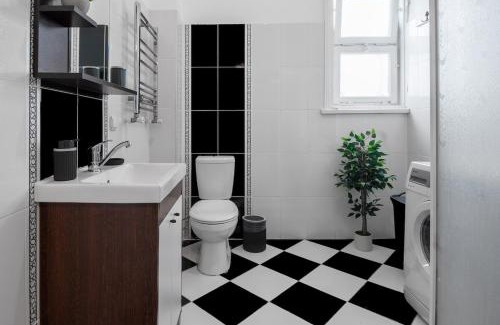 Gumussuyu Mahallesi Apartment | Elegant and Cozy 2BR with Balcony near Taksim