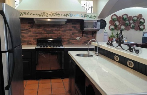 Ciudad Cariari House | Cozy Getaway House with Spa and Breakfast Near Airport