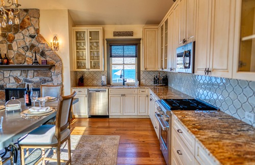 Ardenvoir House | Cozy Residence Amidst Vineyards with Pool and Spa Amenities