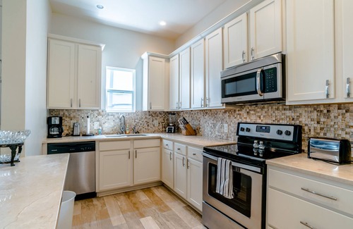Uptown Historic District Apartment | Modern Apartment Retreat in Garden District - Pet Friendly