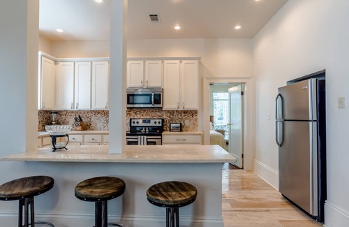 Uptown Historic District Apartment | Modern Apartment Retreat in Garden District - Pet Friendly