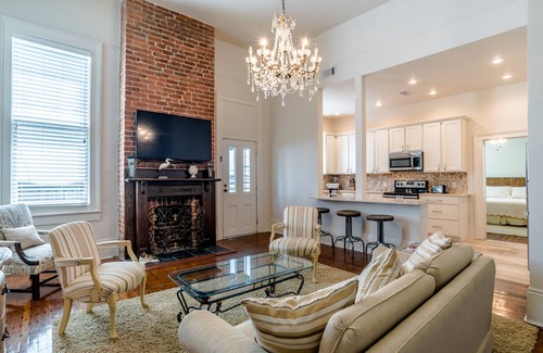 Uptown Historic District Apartment | Modern Apartment Retreat in Garden District - Pet Friendly