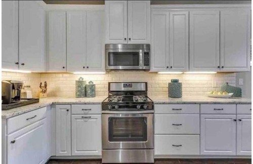 Lewisville House | Elegant and modern furnished house! Ready to go.