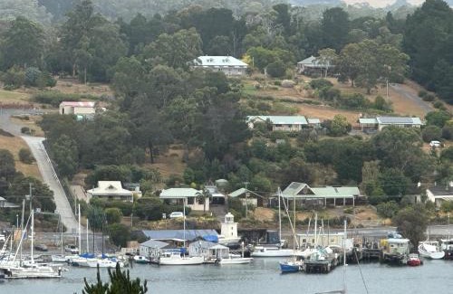Huon Valley Boat Rental | Scenic Floating Boathouse for an Unforgettable Stay