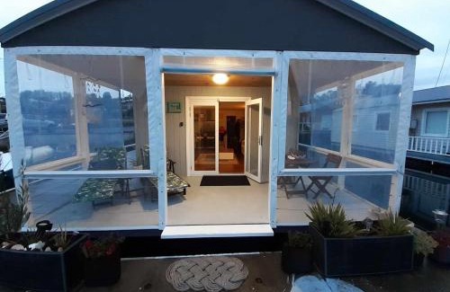 Huon Valley Boat Rental | Scenic Floating Boathouse for an Unforgettable Stay
