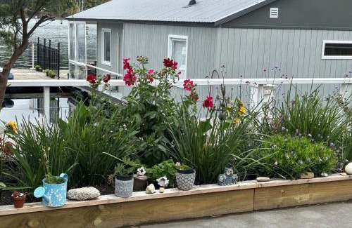 Huon Valley Boat Rental | Scenic Floating Boathouse for an Unforgettable Stay