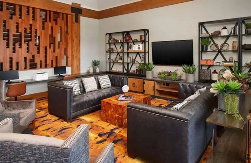 The Highlands Cabin | Elegant and spacious one-bedroom villa full kitchen, large hot tubs, and more.