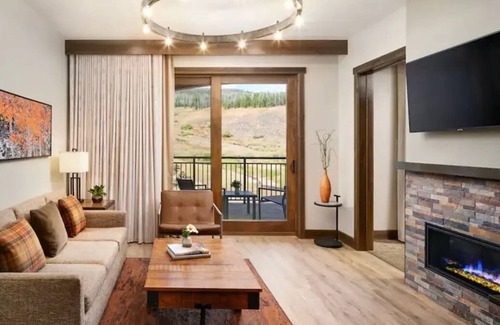 The Highlands Cabin | Elegant and spacious one-bedroom villa full kitchen, large hot tubs, and more.