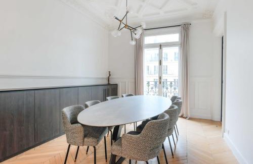 Ternes Apartment | Comfortable Apartment with Air Conditioning near ArcTriomphe