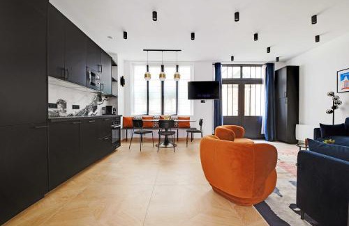 Quartier Saint-Georges Apartment | Urban Retreat for 7 - Steps from Montmartre's Charm