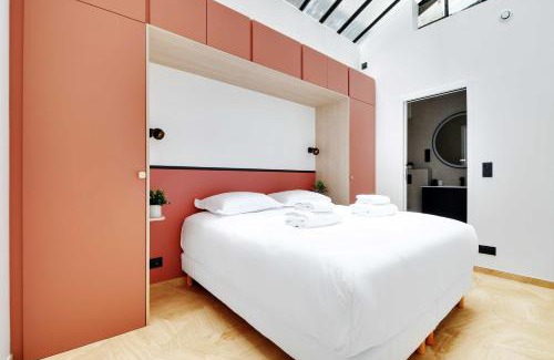 Quartier Saint-Georges Apartment | Urban Retreat for 7 - Steps from Montmartre's Charm