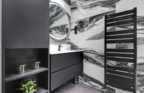 Quartier Saint-Georges Apartment | Urban Retreat for 7 - Steps from Montmartre's Charm
