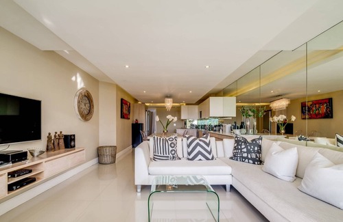 Mouille Point Apartment | Tranquil Apartment at Amani Views with Oceanfront Pool