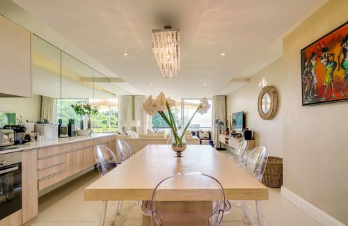 Mouille Point Apartment | Tranquil Apartment at Amani Views with Oceanfront Pool