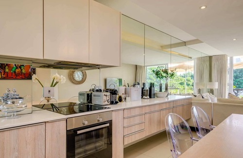 Mouille Point Apartment | Tranquil Apartment at Amani Views with Oceanfront Pool